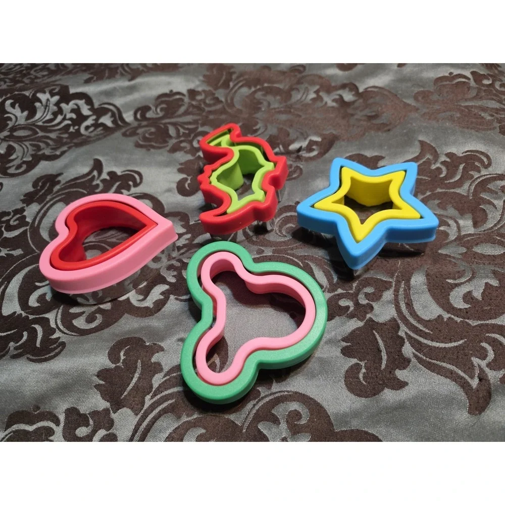 Sandwich Cutter Set 4 Shaped Like Dinosaur, Star and Heart & Mickey